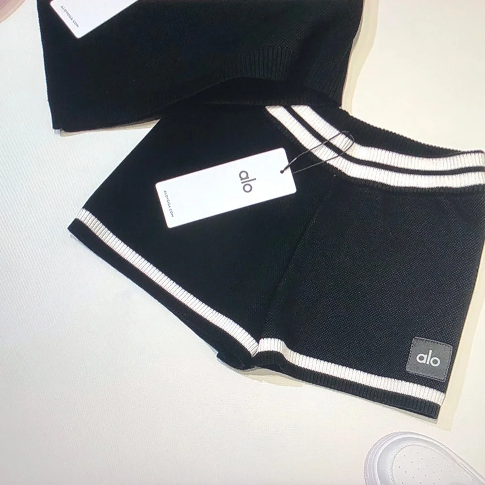 ALO Yoga black cropped